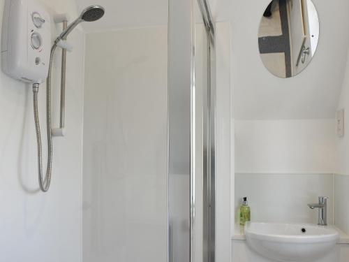 Witnesham芬斯农车度假屋的带淋浴和盥洗盆的白色浴室