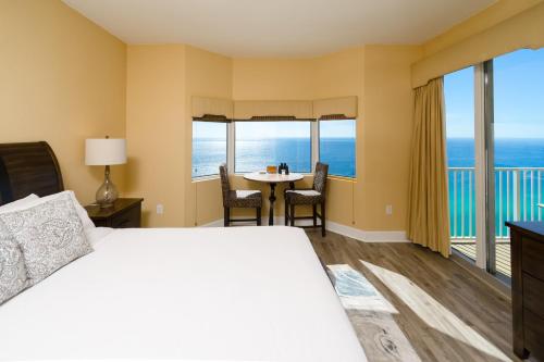 巴拿马城海滩Tidewater2808的一间卧室配有一张床和一张桌子及椅子