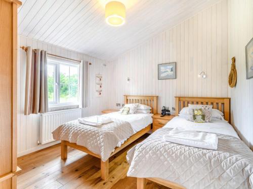 WillingtonAcacia Lodge的一间卧室设有两张床和窗户。
