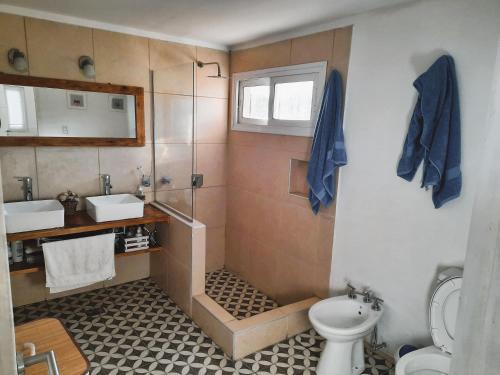 卢汉德库约Starry Lodge的一间带水槽和卫生间的浴室