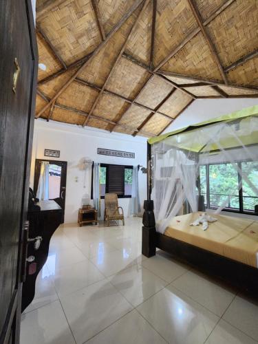 武吉拉旺Jungle Inn Bukit lawang的一间卧室,卧室内配有一张大床