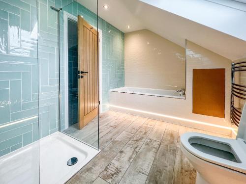 哈雷克宝德艾森乡村别墅的一间带卫生间和玻璃淋浴间的浴室