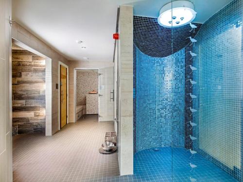 Hazlehead BridgeBramble Cottage - Uk4186的浴室设有蓝色瓷砖淋浴。