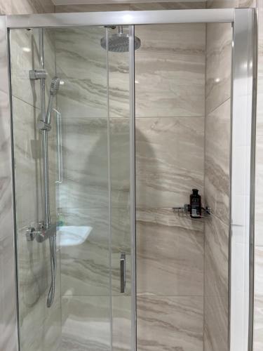 拉姆斯盖特Royal View的浴室里设有玻璃门淋浴