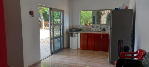 科韦尼亚斯Cabaña la isla的厨房设有通往庭院的开放式门