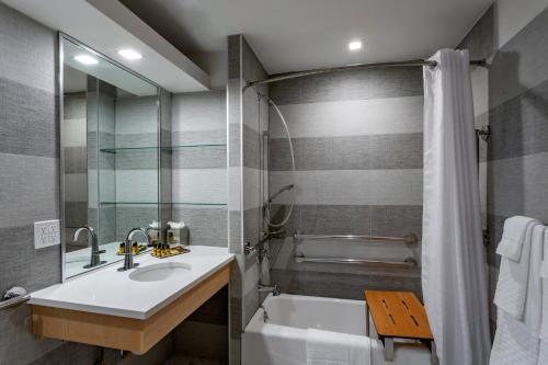 纽约Best Western Plus Soho Hotel的一间带水槽、浴缸和淋浴的浴室
