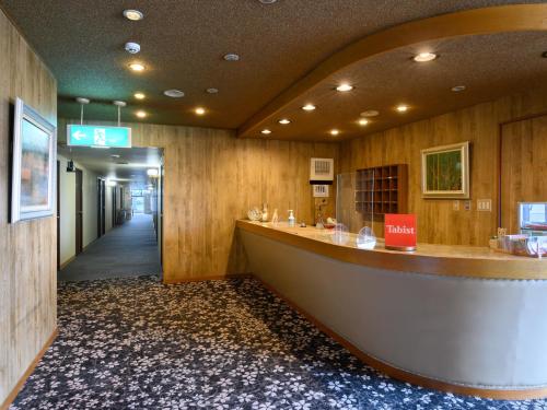 SabaeTabist Business Hotel Osamura的大楼里带长柜台的大堂
