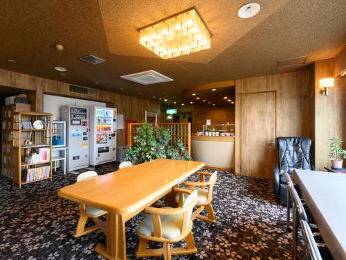 SabaeTabist Business Hotel Osamura的一间会议室,配有木桌和椅子