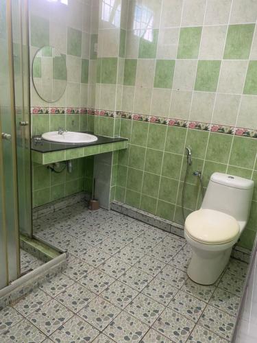 古晋MAWAR HOMESTAY KUCHING的一间带卫生间和水槽的浴室