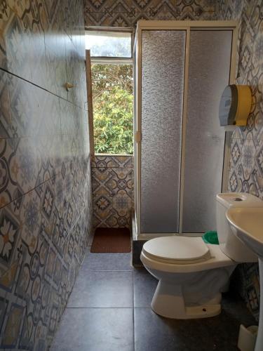瓦尔帕莱索俱乐部旅舍的浴室配有卫生间、淋浴和盥洗盆。