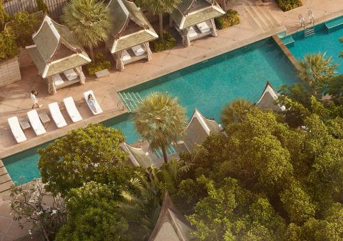 曼谷The Peninsula Bangkok的享有棕榈树游泳池的顶部景致