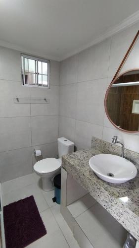 皮拉尼亚斯Casa Temporada Waldemar Damasceno - Beira Rio com piscina的白色的浴室设有水槽和卫生间。