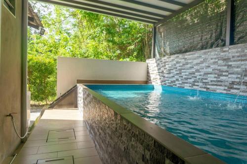 汝来5 Bedrooms Homestay with Private Pool (SEROJA)的一座砖墙房子中的游泳池