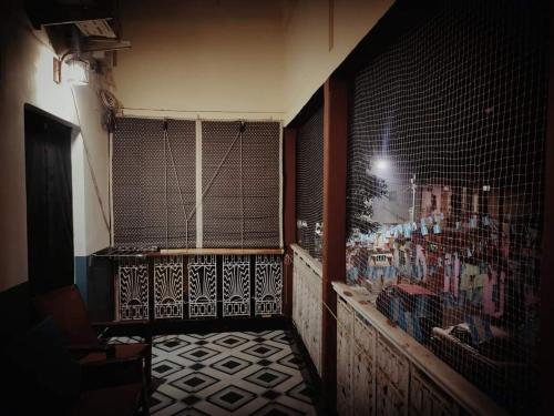 加尔各答OH Kolkata - Sutanuti Homestay的一间设有窗户和墙壁的客房