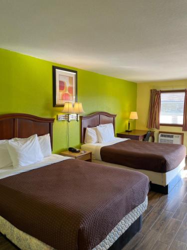 HomerLinder Motor Lodge的绿墙旅馆客房的两张床