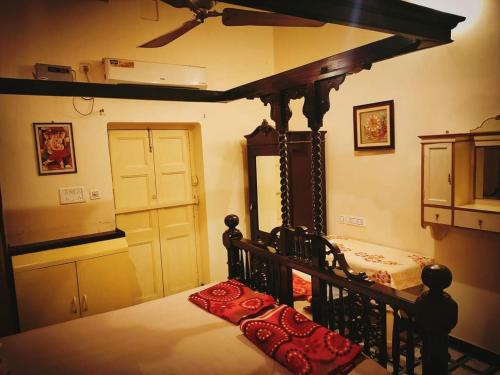 加尔各答OH Kolkata - Sutanuti Homestay的一间卧室配有一张带镜子的天蓬床