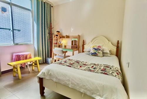 桂林隽舍精品家庭旅馆的一间卧室配有一张床、一张书桌和一个窗户。