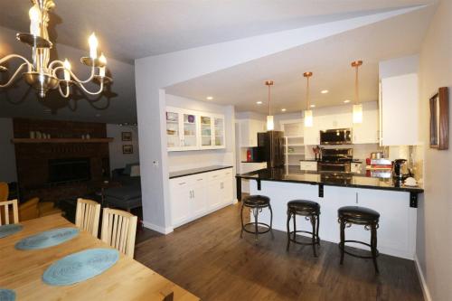 安吉利斯港PA Sea View Deck House的厨房以及带桌椅的用餐室。