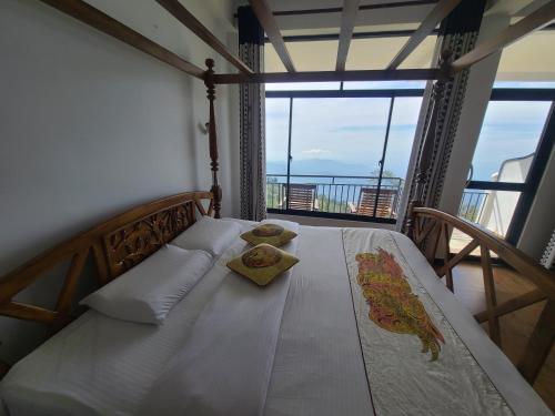 哈普特莱Leisure Mount Villa的一间卧室设有一张床,享有海景