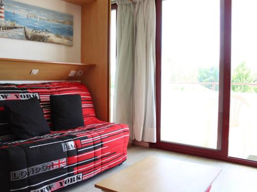拉罗谢尔Appartement La Rochelle, 1 pièce, 2 personnes - FR-1-246-137的客厅,窗户前设有红色沙发