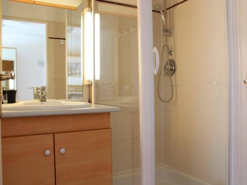 拉罗谢尔Appartement La Rochelle, 1 pièce, 2 personnes - FR-1-246-137的带淋浴和盥洗盆的浴室