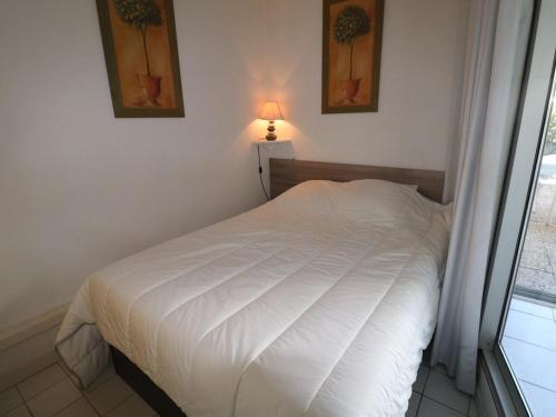 勒格罗-迪鲁瓦Appartement Le Grau-du-Roi, 2 pièces, 5 personnes - FR-1-307-105的卧室内的一张白色床,设有窗户