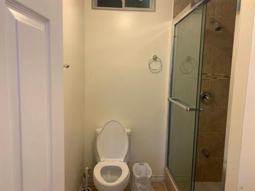 米西索加Guest House Room No 01的一间带卫生间和玻璃淋浴间的浴室
