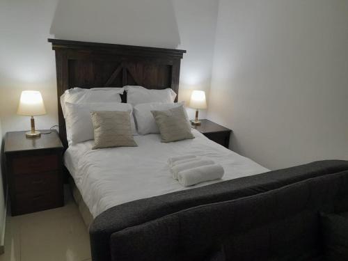 开普敦Oxford Getaway-House的一间卧室配有一张大床和两个枕头