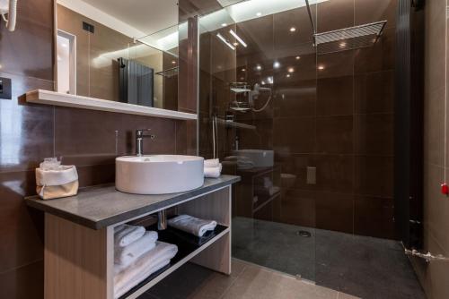 卡普多兰多Sestante Marina Motel的一间带水槽和淋浴的浴室