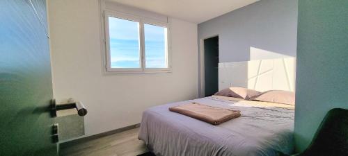 特鲁瓦Le Perchoir, High-end & Panoramic View的一间小卧室,配有一张带窗户的床