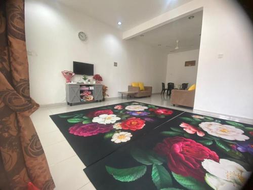 峇株巴辖HOMESTAY AT-TAQWA BATU PAHAT的客厅的地板上铺有花毯