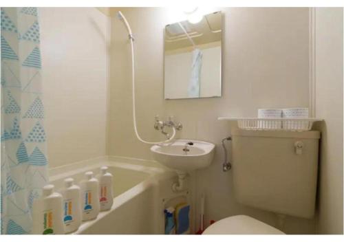 KugayamaPalace Mercy105 - Vacation STAY 11922的浴室配有卫生间、盥洗盆和淋浴。