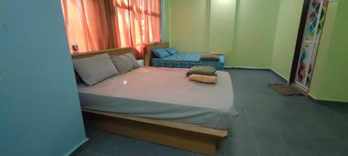 Hotel Kuala Nerus的一间卧室设有一张大床和一个窗户。