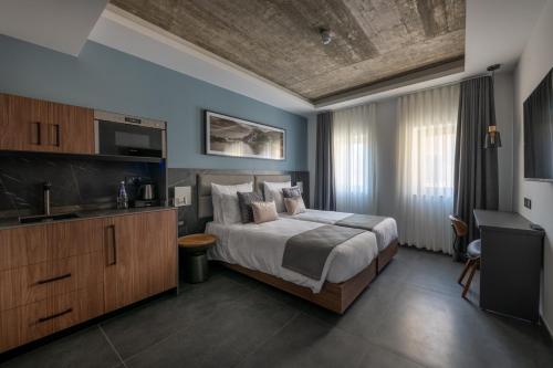 斯利马Marea Boutique Hotels的一间设有一张大床的卧室,位于带蓝色墙壁的房间