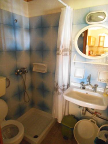 卡拉马孔恩娜斯别墅酒店的一间带水槽和卫生间的小浴室