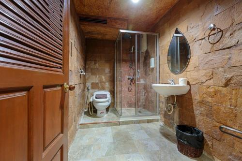 曼谷PJ水门酒店的浴室配有卫生间、淋浴和盥洗盆。