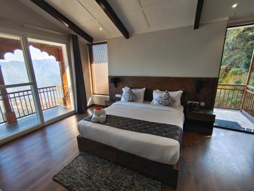 KandikhalThe Rudraksh, A Himalayan Retreat的一间卧室设有一张大床和大窗户