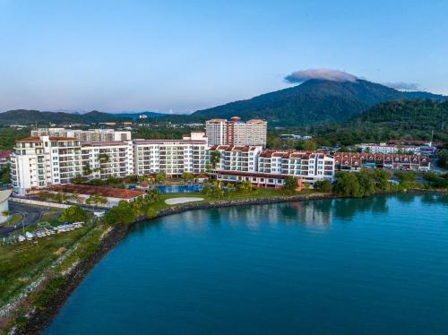 瓜埠Dayang Bay Resort Langkawi的享有河流和建筑的城市空中景致