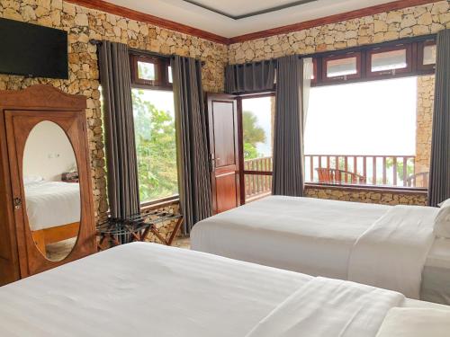 帕朗特里蒂斯Edge Resort, Yogyakarta的一间卧室设有两张床和大窗户
