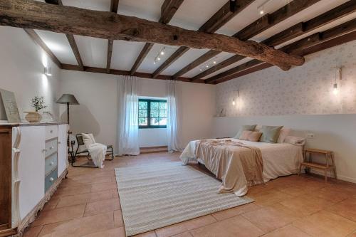 拉科鲁尼亚A Casa de Andrea的一间带一张床的卧室,位于带木制天花板的房间内