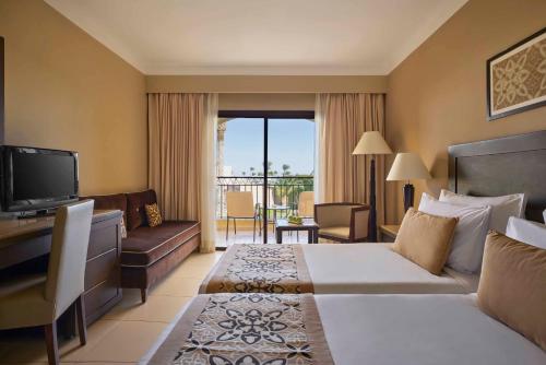 考拉亚湾达伊尔梅迪纳度假村的酒店客房,配有床和电视