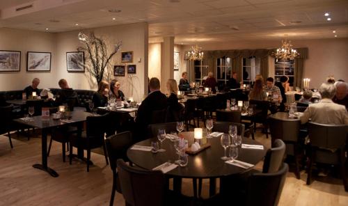 Rysstad银苑酒店的一群坐在餐厅桌子上的人