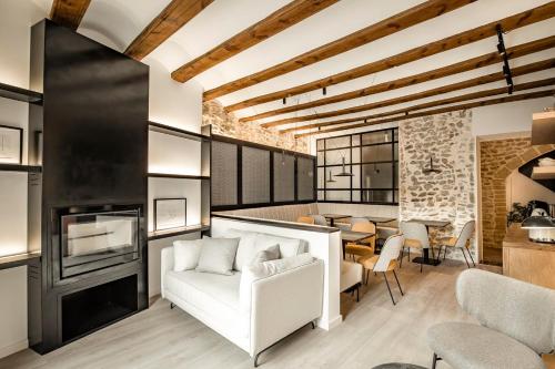 波凯兰特ABBI SUITES Casa Rural, Suites & Spa的客厅配有白色的沙发和桌子