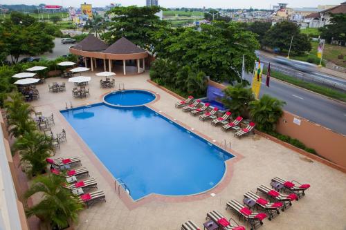 阿克拉非洲丽晶酒店的享有酒店游泳池的顶部景色