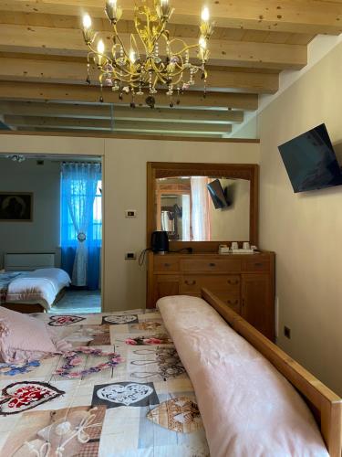 卡瓦尔卡瑟勒ROSETO HOLIDAYS AZZURRO的一间卧室配有两张床和吊灯。