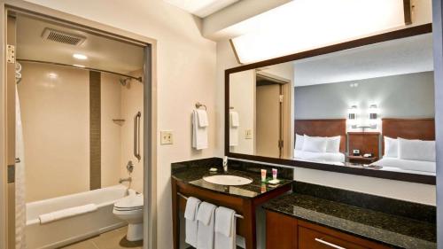 奥斯汀Sonesta Select Austin North Central的浴室配有卫生间水槽和大镜子