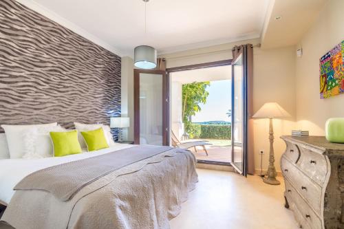 卡萨雷斯2156-Luxury apt in Cortesin golf with pool view的一间卧室设有一张床和一个滑动玻璃门