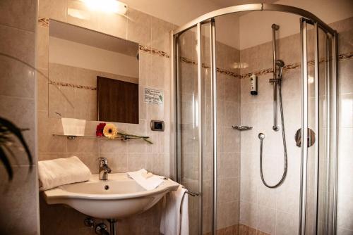 加伊斯Active Hotel Sonne的一间带水槽和淋浴的浴室