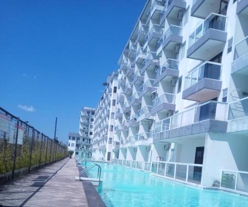 日惹Marda Room By Vivo Apartment的一座建筑前面设有游泳池