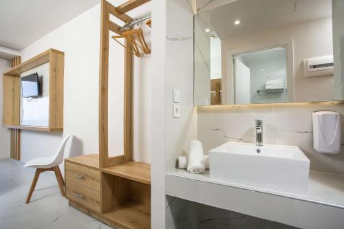 法里拉基威尼斯度假酒店的一间带水槽和镜子的浴室